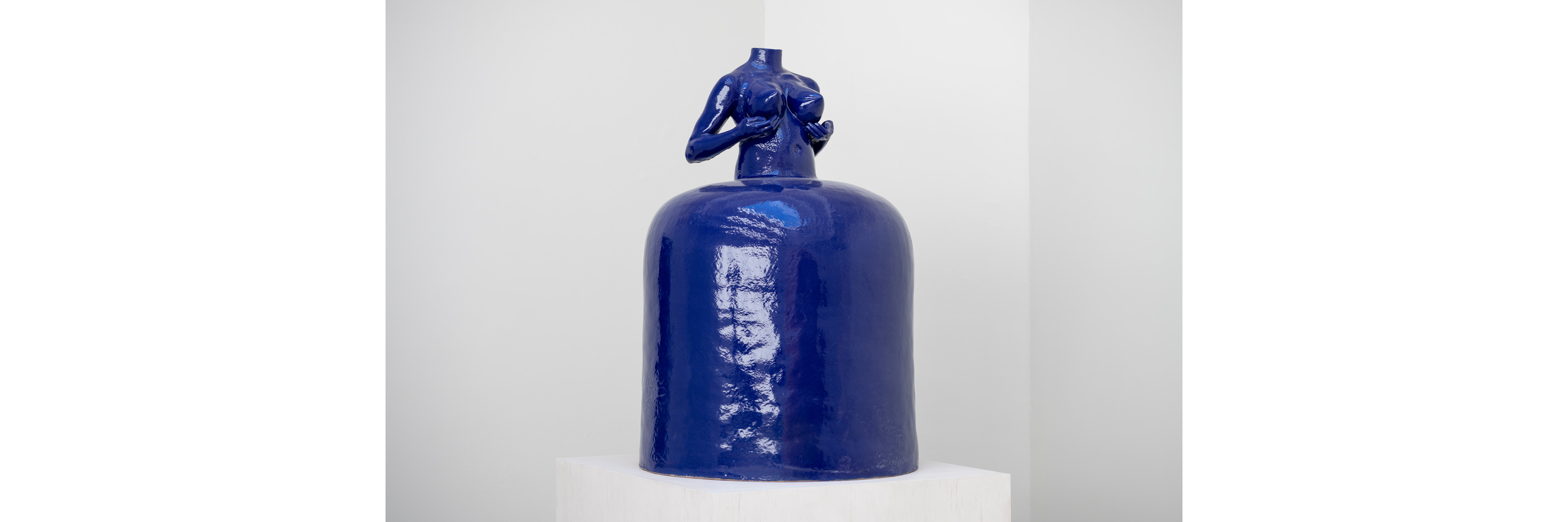 Simone Leigh, Martinique, 2022, stoneware, 60 3/4 × 41 1/4 × 39 3/4 inches (154.3 × 104.8 × 101 cm), courtesy of the artist and Matthew Marks Gallery, © Simone Leigh, photo by Timothy Schenck