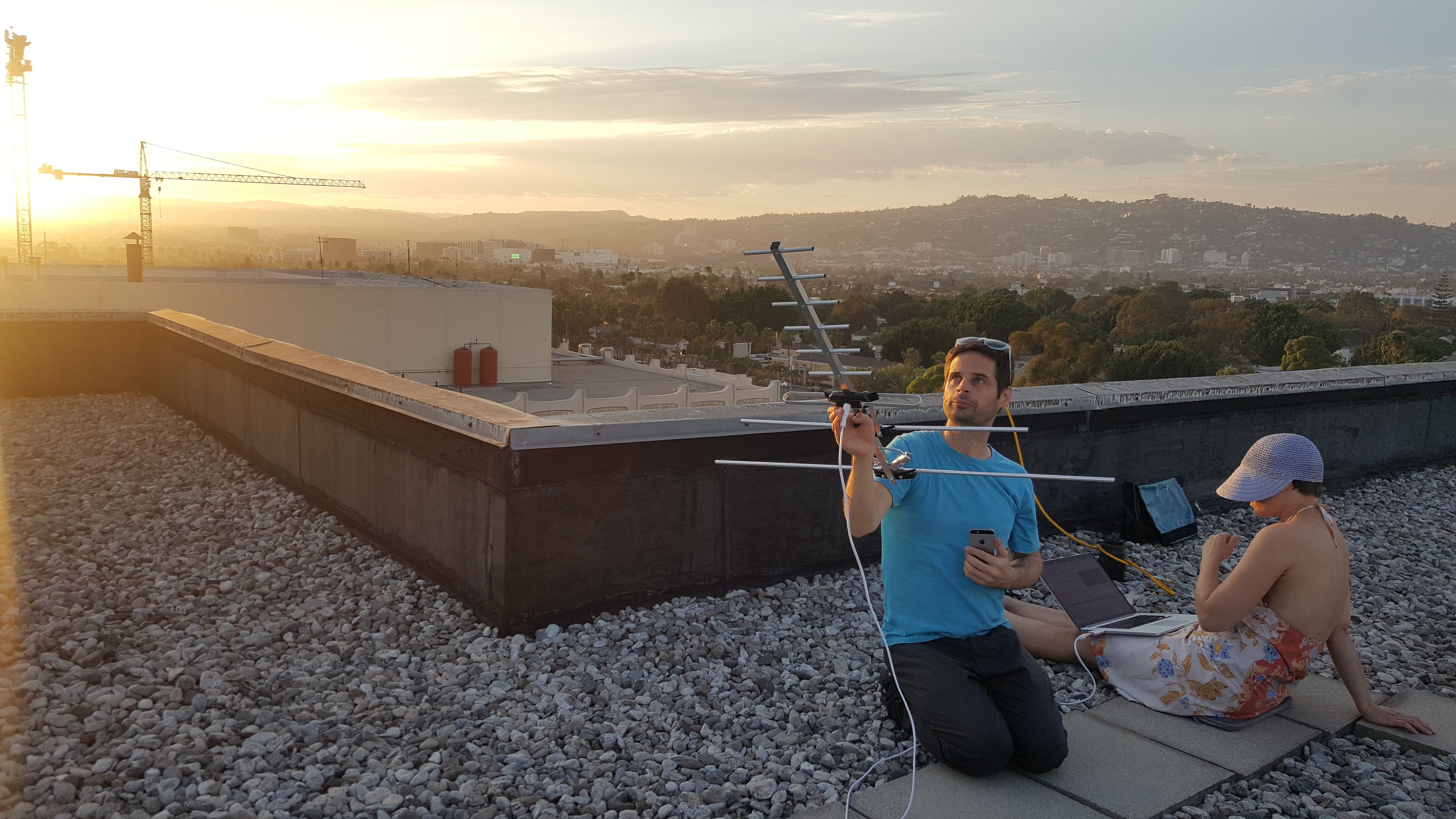 Tracking satellite signals on the roof at LACMA, August 2017. © Kovács/O’Doherty