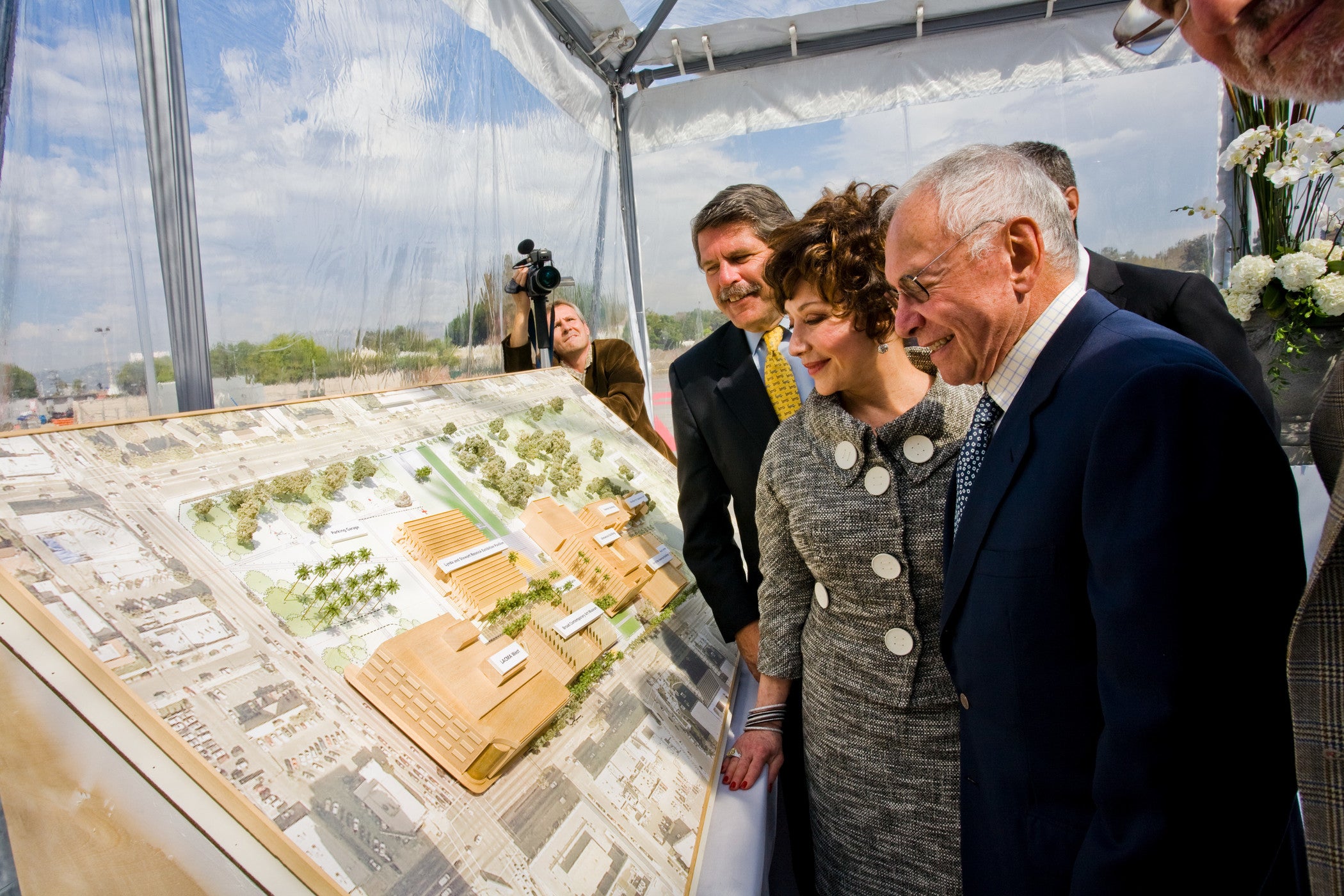 County Supervisor Zev Yaroslavsky with Lynda and Stewart Resnick, press conference for the Lynda and Stewart Resnick Exhibition Pavilion, 2008