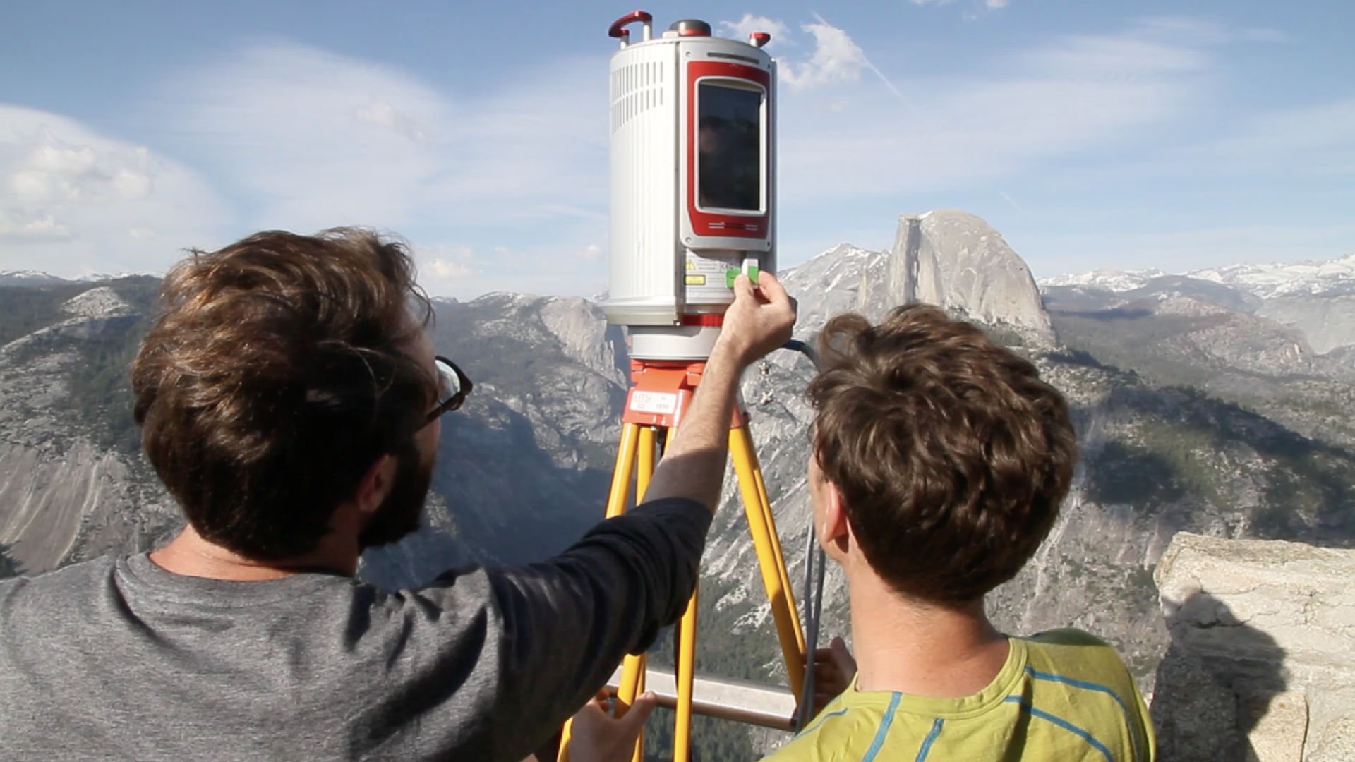 Will Trossell and Matt Shaw of ScanLAB Projects perform a scan from Glacier Point, Yosemite. © ScanLAB Projects