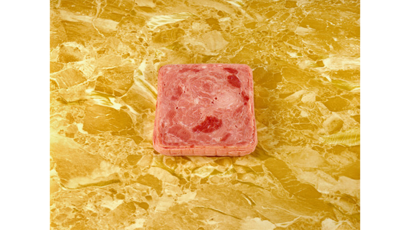 Sandy Skoglund, Luncheon Meat on a Counter, 1978, inkjet print, 25 5⁄8 × 33 1/4 in., Los Angeles County Museum of Art, purchased with funds, provided by Lynda and Robert M. Shapiro, © Sandy Skoglund, digital image courtesy of the artist