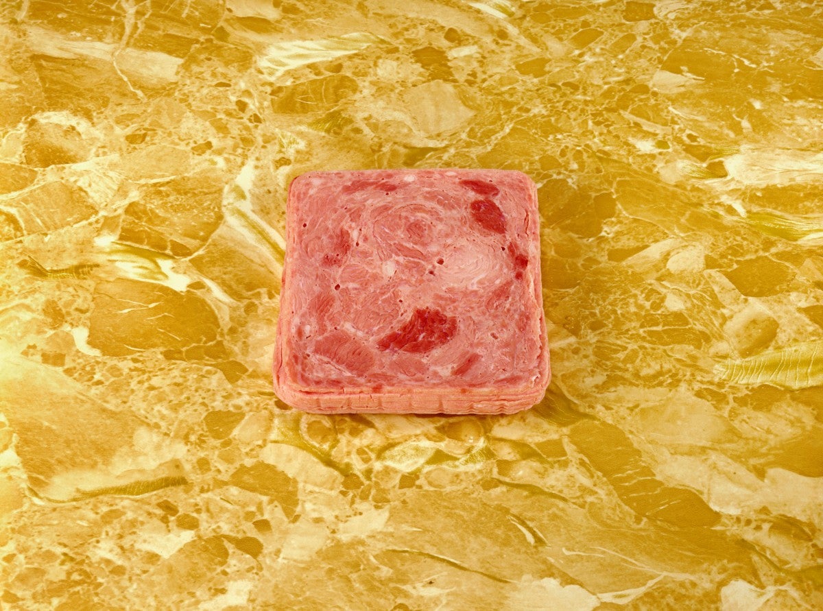 Image: Sandy Skoglund, Luncheon Meat on a Counter, 1978