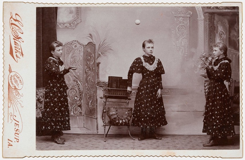 Tirando una pelota, década de 1890