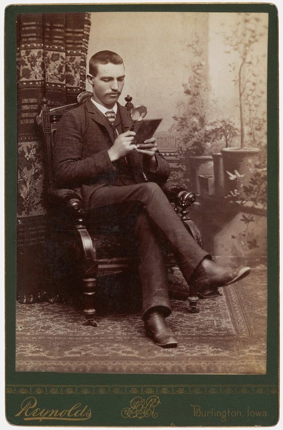 Inspección de un negativo, finales de la década de 1880