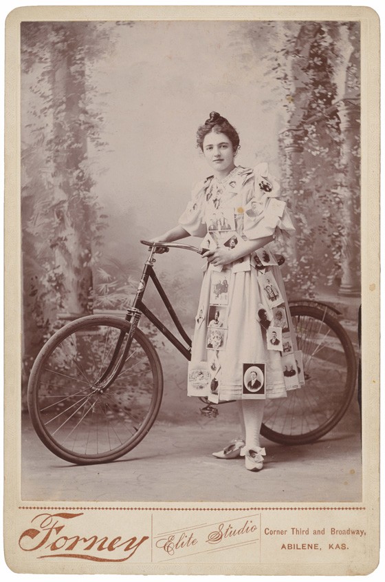 Josie vestida para el carnaval, c. 1895